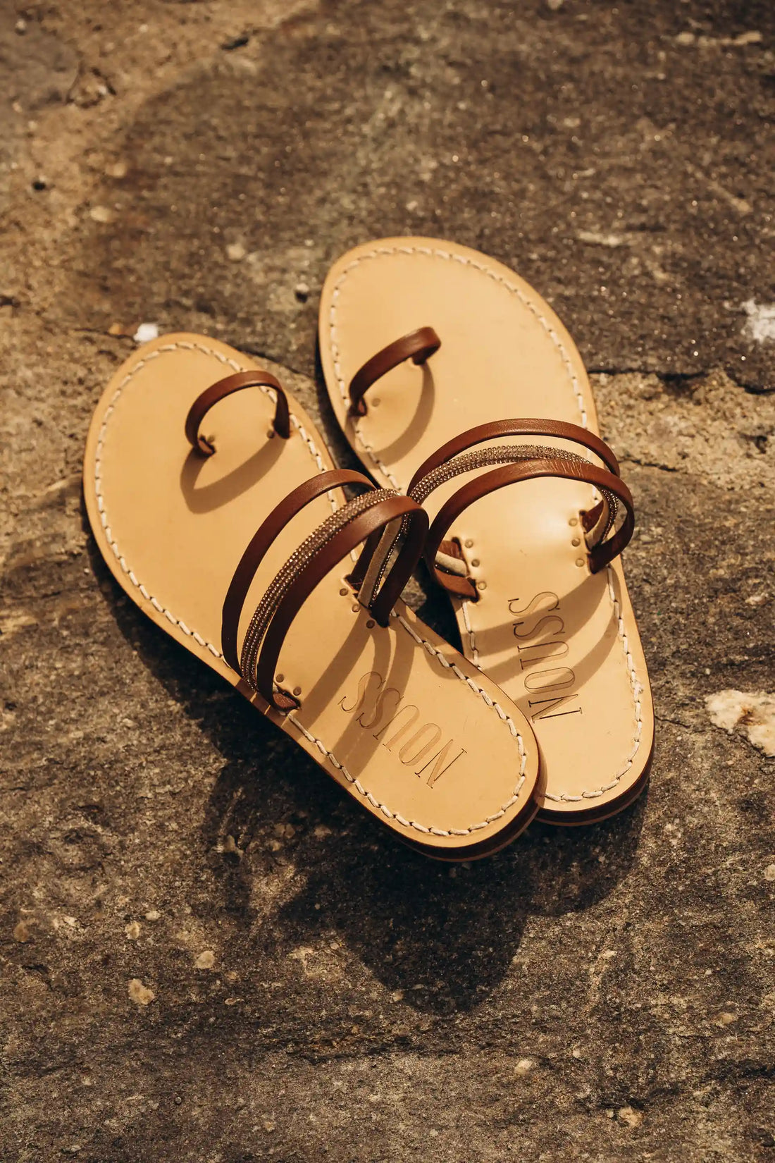 Sabots en cuir ou sandales : deux façons de tenir le pied