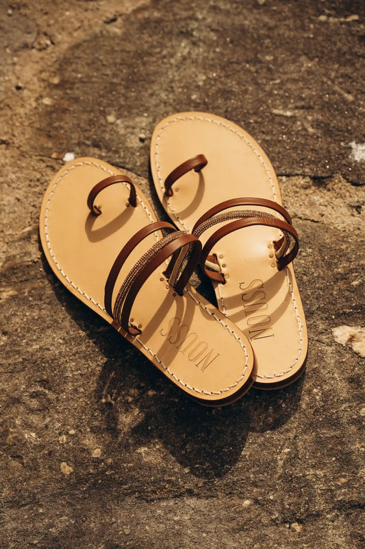 Sabots en cuir ou sandales : deux façons de tenir le pied
