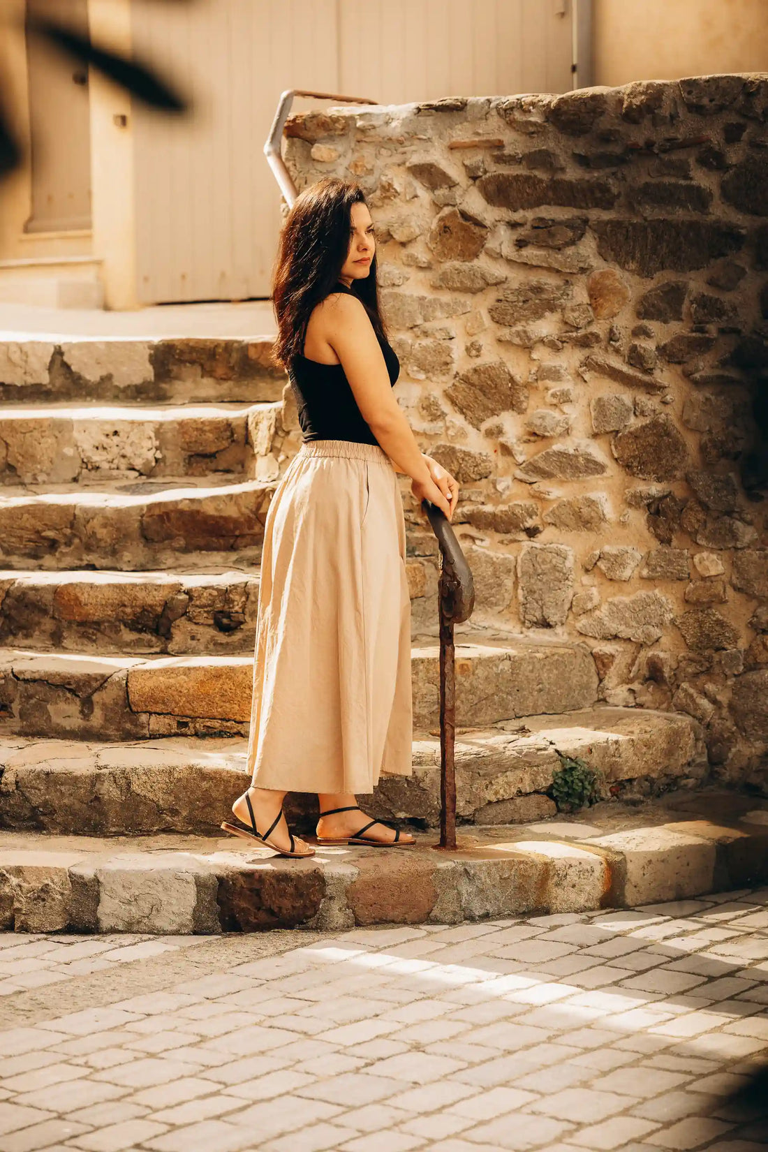 Sandales à double bride : largeur des brides, réglage et origine du style
