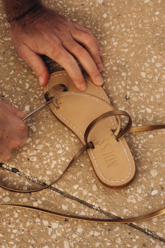 Travailler debout toute la journée : quelles sandales en cuir tiennent le rythme ?