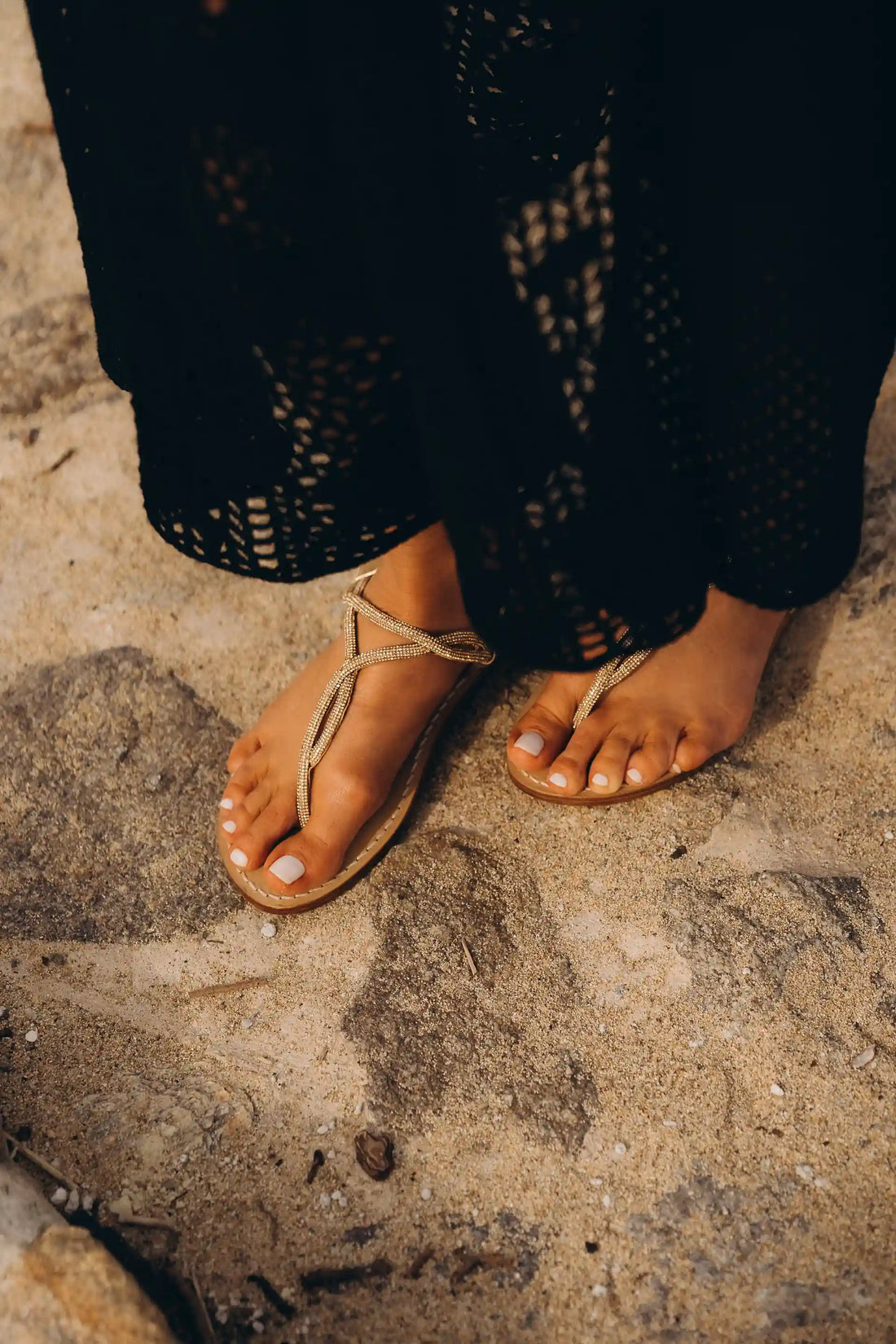 Pieds creux : quelles sandales choisir pour une voûte plantaire très marquée ?