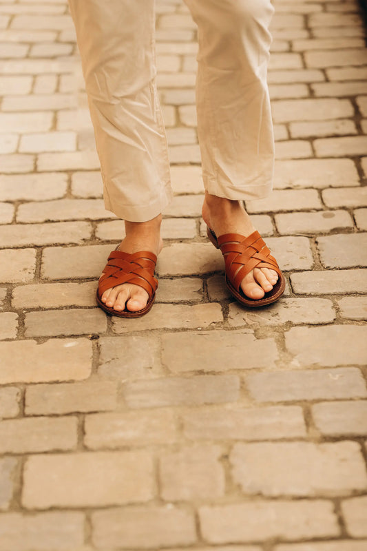 Sandales et pieds qui gonflent l'été : causes et solutions