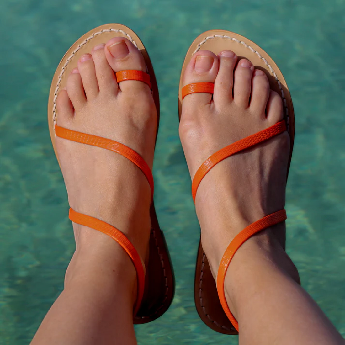 Sandales en cuir et eau de mer : comment les sauver sans les abîmer